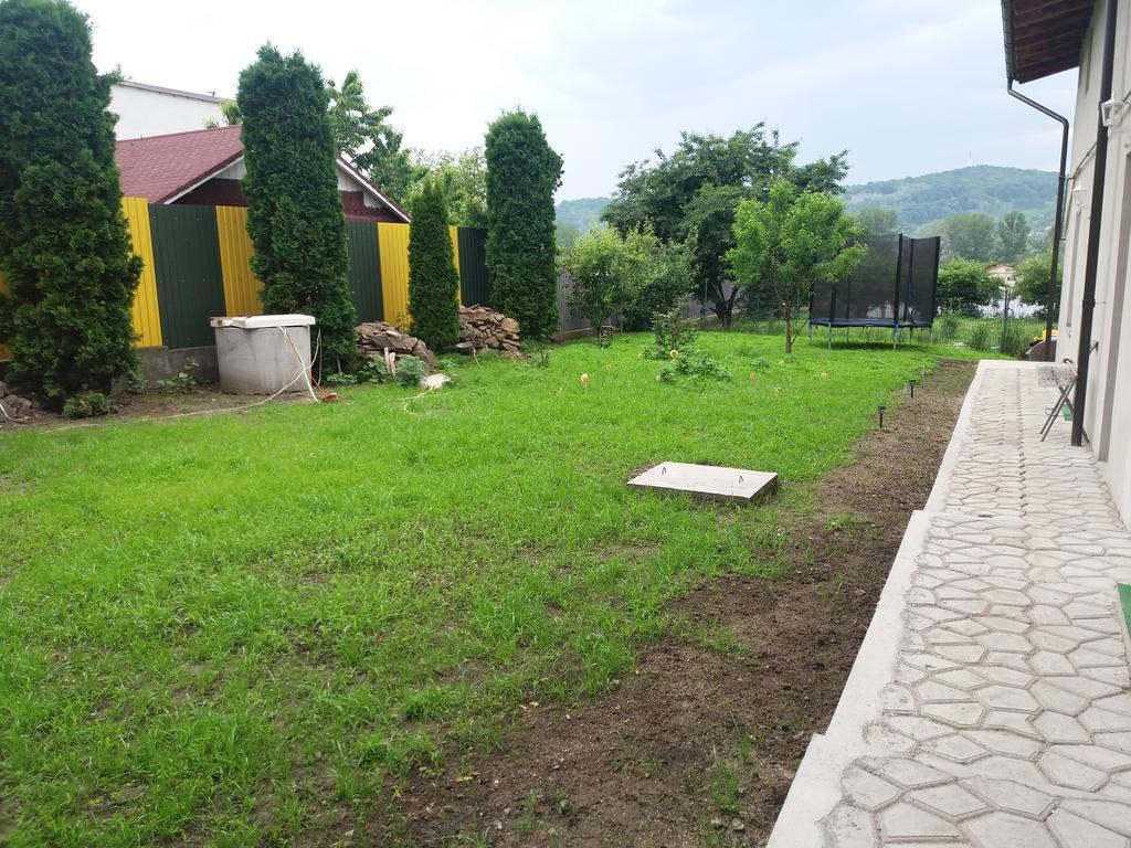 Casa Ariana Hotel Curtea De Arges Exterior photo